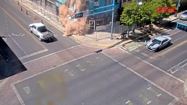 Usa, cede parete di uno storico locale sulla Route 66: le immagini del crollo