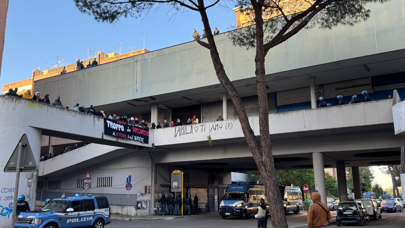 Laurentino 38, a Roma in corso lo sgombero del centro sociale