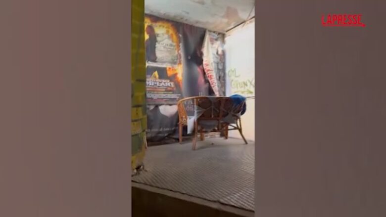 Laurentino 38, le immagini dell'interno del centro sociale nel momento dell'irruzione delle forze dell'ordine