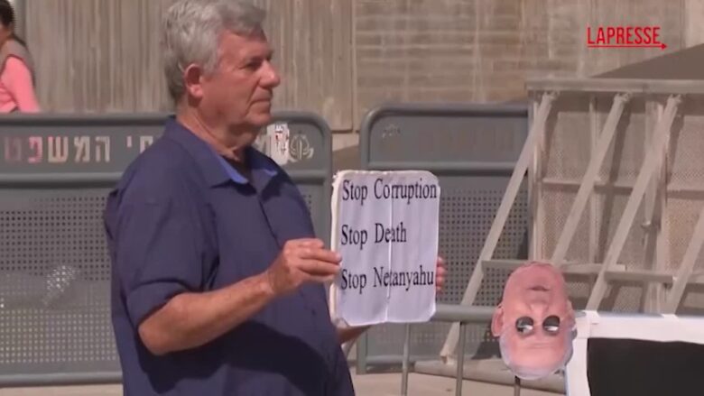 Israele, Netanyahu arriva in tribunale a Tel Aviv: all'esterno alcuni contestatori