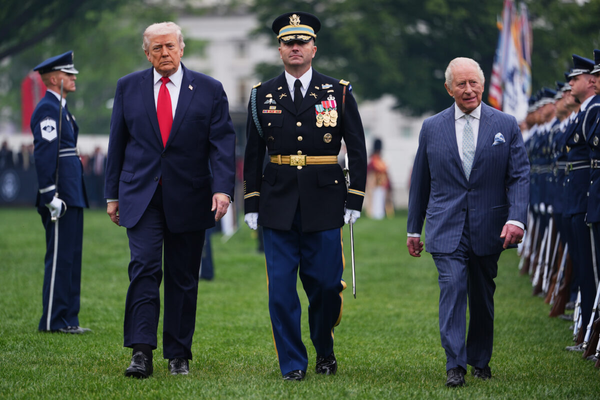 Re Carlo III da Trump alla Casa Bianca, onori militari e l’incontro nello Studio ovale. Poi il discorso al Congresso