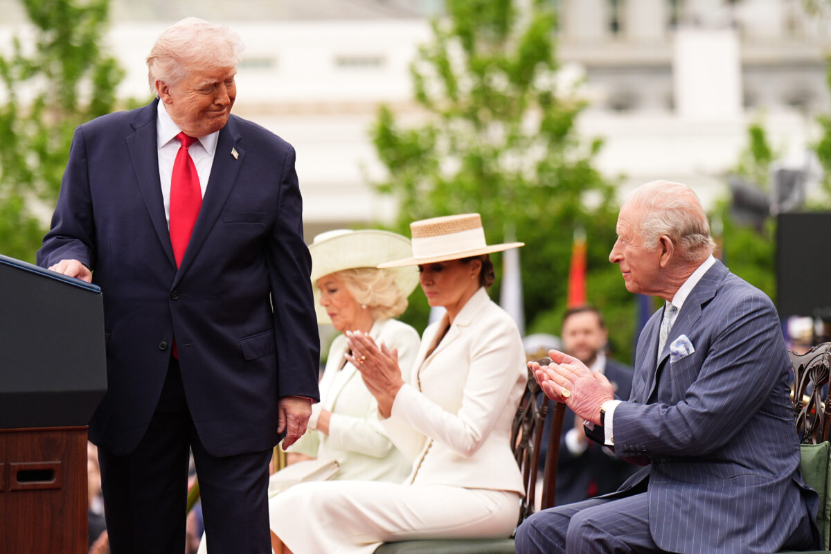 Re Carlo III da Trump alla Casa Bianca, onori militari e l’incontro nello Studio ovale. Poi il discorso al Congresso