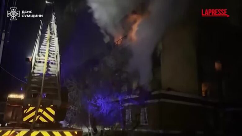 Ucraina, droni russi sulla città di Sumy: le immagini dei soccorsi
