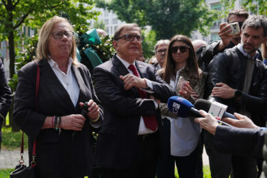 L'assessore Romano La Russa davanti a una delle corone di fiori poste ai Giardini Ramelli in occasione delle commemorazioni per il militante di destra ucciso nel 1975. (Gian Mattia D'Alberto/LaPresse)