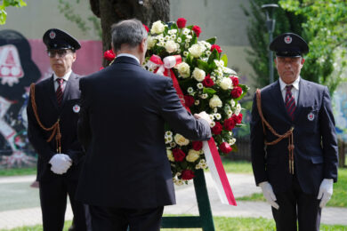 Giuseppe Sala raccolto nel minuto di silenzio per commemorare Sergio Ramelli. (Gian Mattia D'Alberto/LaPresse)