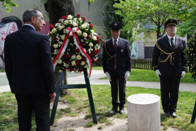 Giuseppe Sala poco prima del minuto di silenzio per Sergio Ramelli. (Gian Mattia D'Alberto/LaPresse)