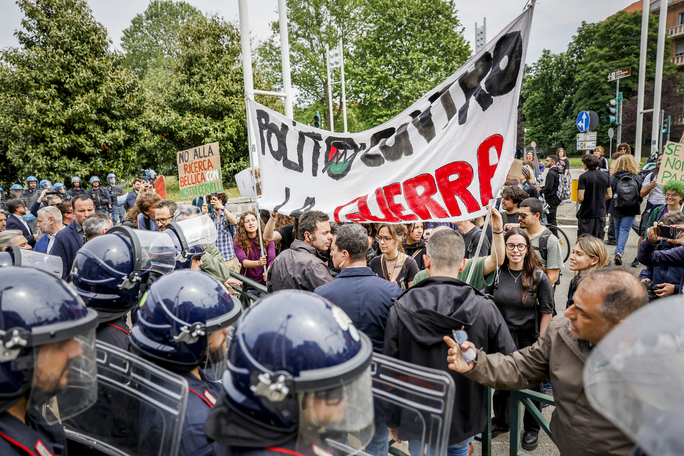 Torino, protesta contro Tajani: in corteo studenti del Politecnico – Le foto