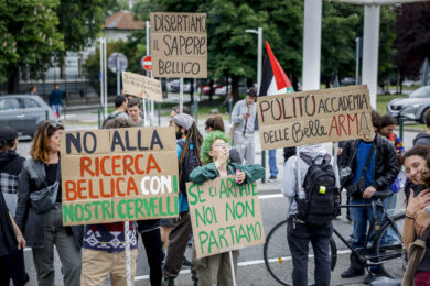 Corteo di protesta fino alle OGR da parte degli studenti del Politecnico per protestare contro il ministro Tajani e l'industria della guerra, Torino. Italia - cronaca- Mercoledì 29 aprile 2026 (foto Giulio Lapone/LaPresse).