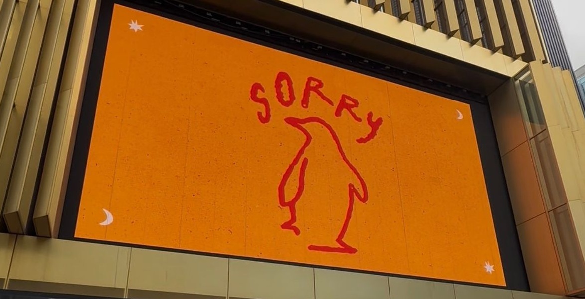 ‘Scusa’, la misteriosa scritta apparsa in varie città: ecco cosa potrebbe essere