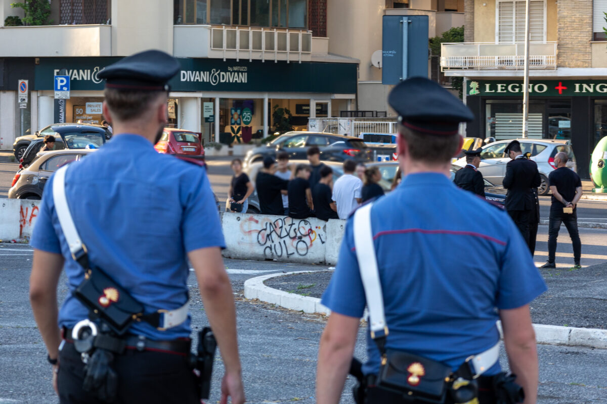 Milano, tribunale su carabiniere assolto: “Non è uno stalker, anzi ha protetto le donne”
