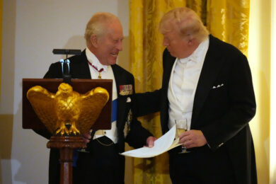 Il re Carlo III d'Inghilterra e il presidente Donald Trump conversano dopo i brindisi durante una cena di Stato con la first lady Melania Trump e la regina Camilla nella Sala Est della Casa Bianca, martedì 28 aprile 2026, a Washington. (AP Photo/Alex Brandon)