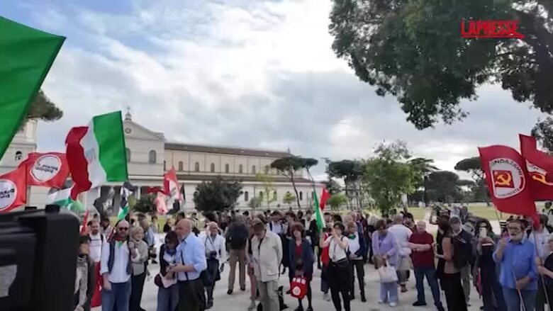 Roma, il presidio di solidarietà dell’Anpi per i manifestanti feriti: "Sparateci, noi le cose le facciamo alla luce del sole"