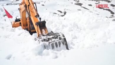 Cina, i mezzi di manutenzione al lavoro per rimuovere decine di metri di neve lungo l'autostrada Duku