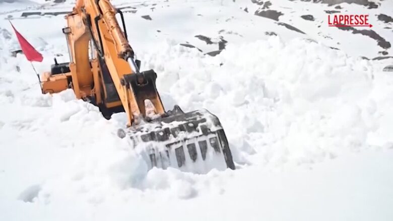 Cina, i mezzi di manutenzione al lavoro per rimuovere decine di metri di neve lungo l'autostrada Duku