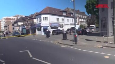 Londra, due persone accoltellate in quartiere ebraico: la polizia sul luogo