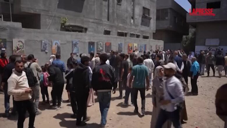 Gaza, giovani artisti palestinesi espongono dipinti sulla guerra