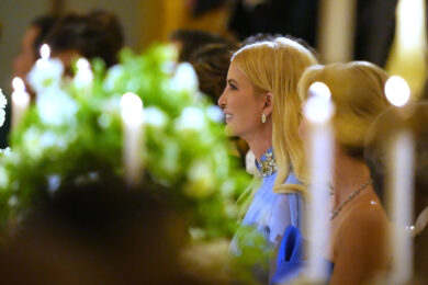 Ivanka Trump ascolta il re Carlo III d'Inghilterra mentre parla durante una cena di Stato con il presidente Donald Trump, la first lady Melania Trump e la regina Camilla nella Sala Est della Casa Bianca, martedì 28 aprile 2026, a Washington. (AP Photo/Alex Brandon)