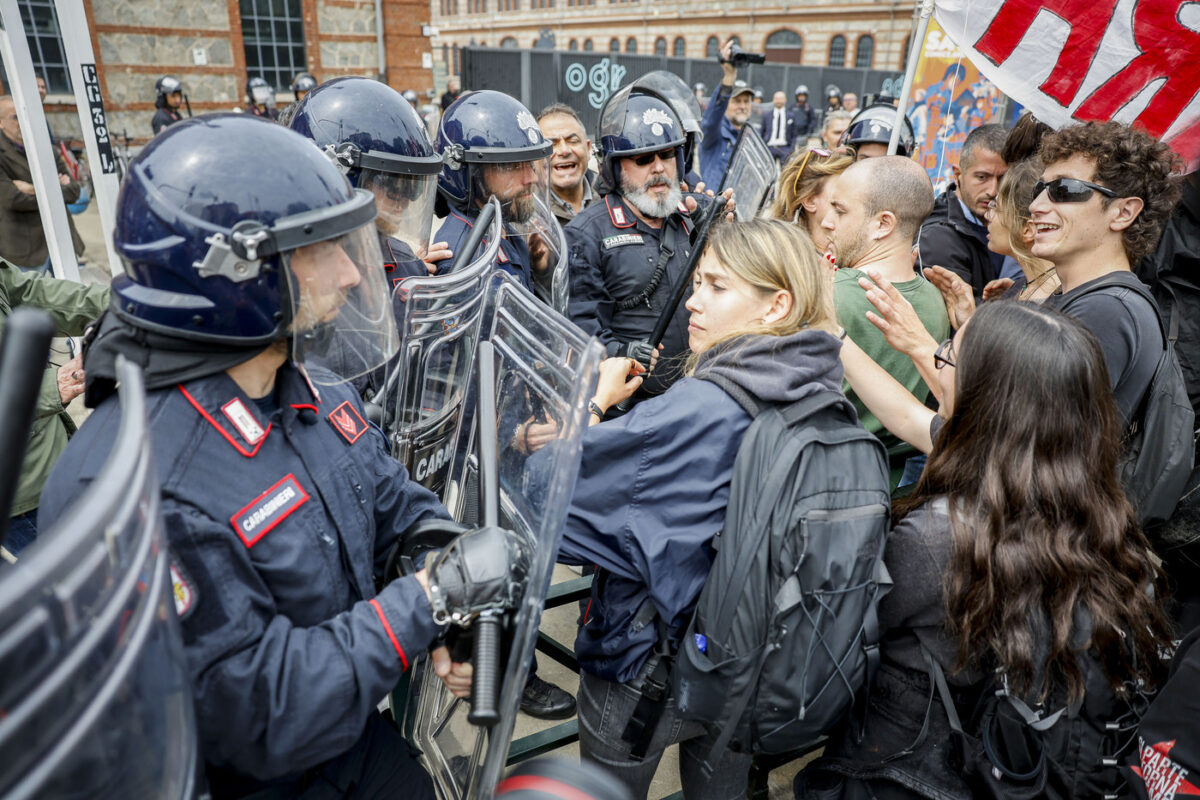 Galleria foto 'Torino, protesta contro Tajani: in corteo studenti del Politecnico – Le foto' - foto 4