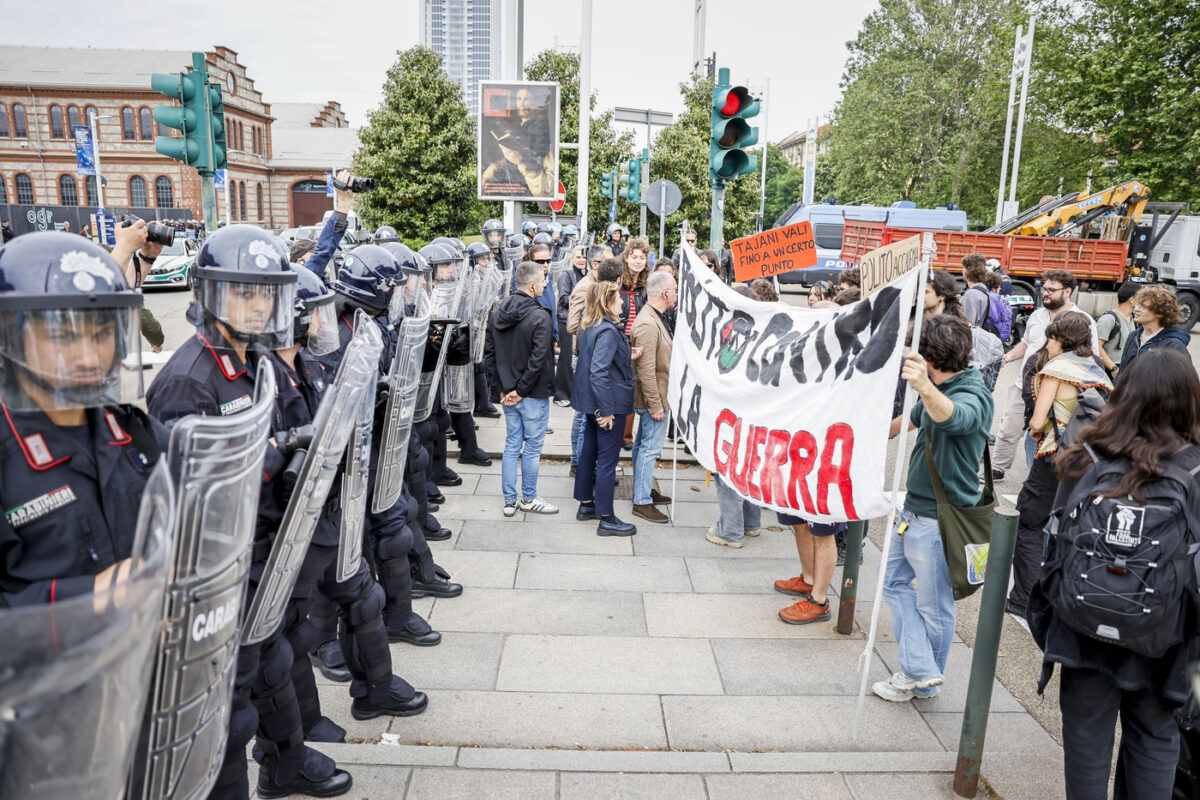 Galleria foto 'Torino, protesta contro Tajani: in corteo studenti del Politecnico – Le foto' - foto 2