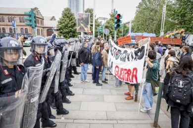Corteo di protesta fino alle OGR da parte degli studenti del Politecnico per protestare contro il ministro Tajani e lindutria della guerra, Torino. Italia - cronaca- Mercoledì 29 aprile 2026 (foto Giulio Lapone/LaPresse).