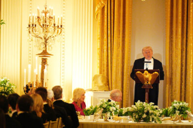 Il presidente Donald Trump tiene un discorso durante la cena di Stato in onore del re Carlo III e della regina Camilla, alla Casa Bianca a Washington DC, nel secondo giorno della visita di Stato negli Stati Uniti. 28 aprile 2026. (Press Association via AP Images)