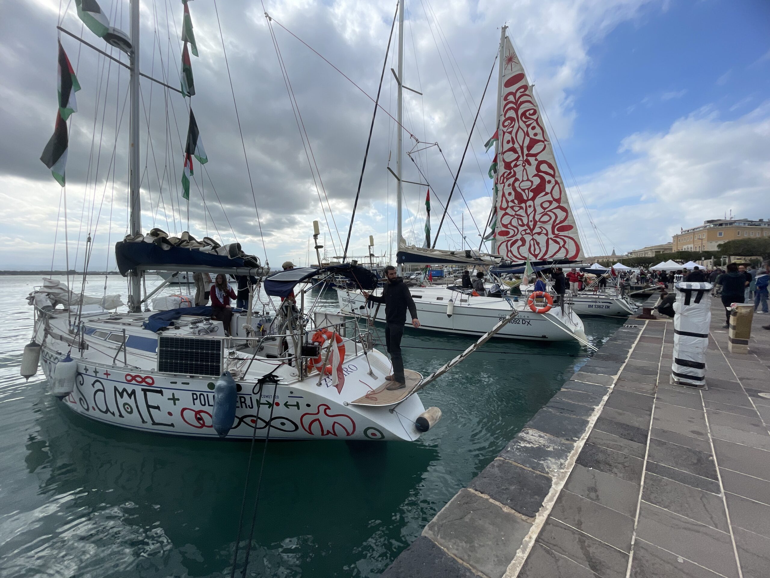 Flotilla: “Imbarcazioni intercettate da Israele, è pirateria” – La diretta