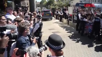 Londra, Starmer fischiato al suo arrivo sul luogo dell'accoltellamento ai danni di due ebrei