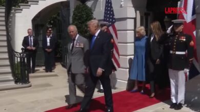 Usa, Trump e Melania salutano Carlo e Camilla alla fine della visita alla Casa Bianca
