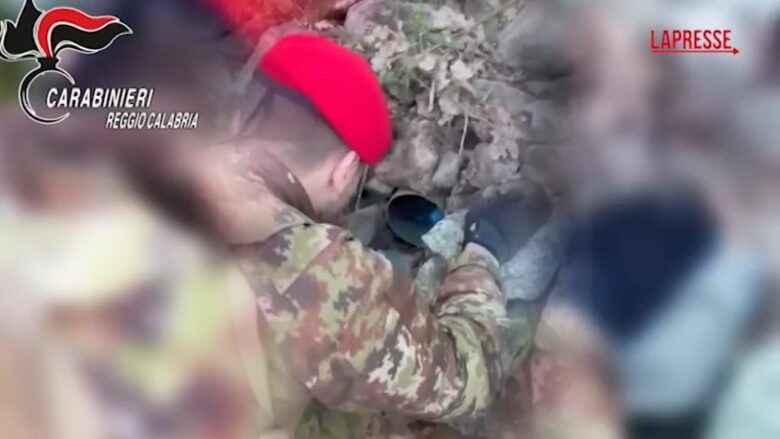 Scoperto deposito di armi sull'Aspromonte: il nascondiglio tra le pietre di un muretto