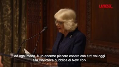 La regina Camilla alla biblioteca di New York: "I libri sono i migliori amici"