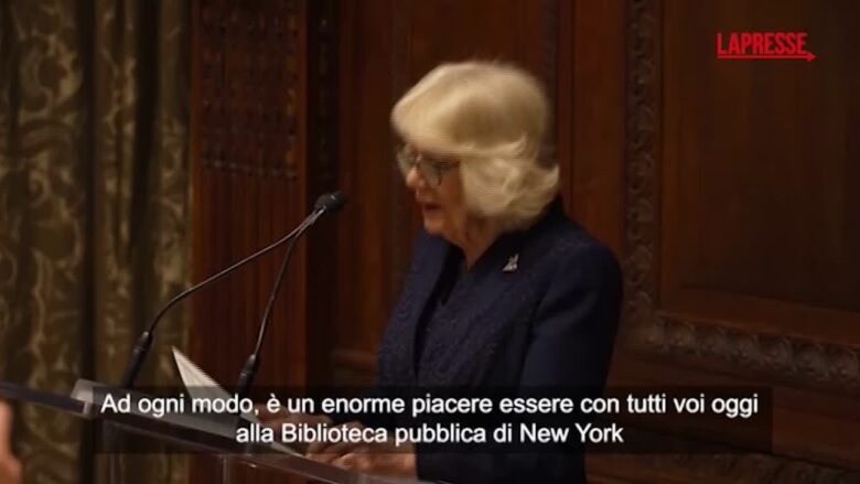 La regina Camilla alla biblioteca di New York: "I libri sono i migliori amici"