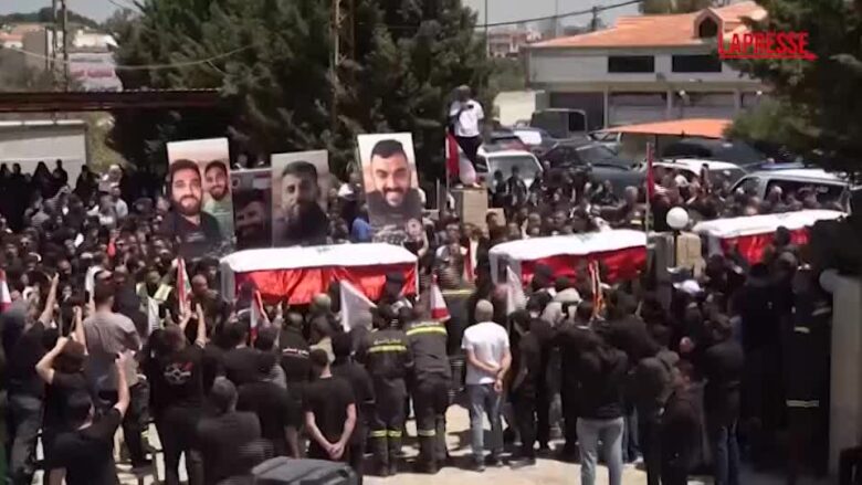 Libano, centinaia in strada per i funerali di tre paramedici uccisi da Israele