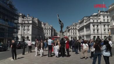 Londra, Banksy rivendica la scultura 'montata' nella zona di St James's
