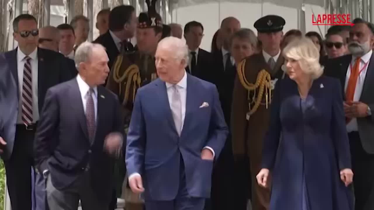 Re Carlo III visita il Memoriale dell