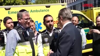 Londra, Starmer incontra i soccorritori intervenuti dopo l'accoltellamento di due ebrei