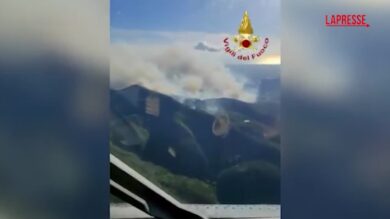 Lucca, incendio sul monte Faeta: le immagini dal canadair dei vigili del fuoco