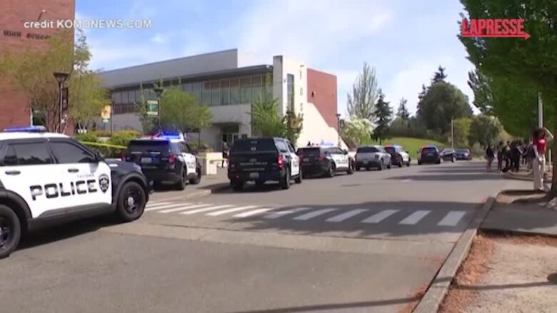 Usa, attacco con coltello in una scuola a Tacoma: le immagini dal luogo dell'aggressione