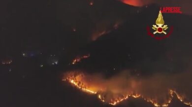 Lucca: in fiamme 800 ettari su monte Faeta, circa 3mila evacuati. Le immagini dei vigili del fuoco