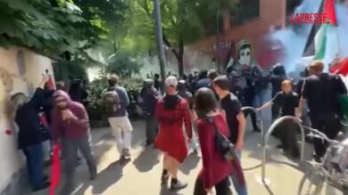 Primo Maggio, scontri a Torino: le cariche con i lacrimogeni e gli idranti