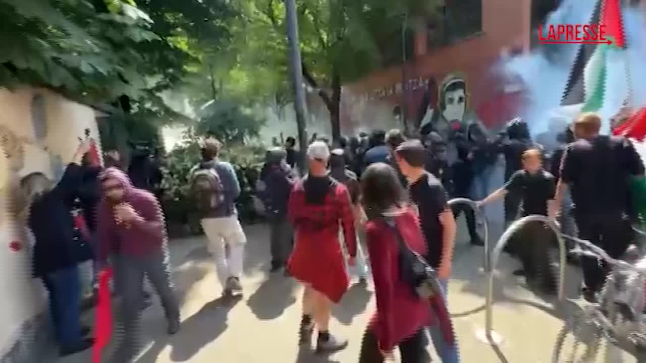 Primo Maggio, scontri a Torino: le cariche con i lacrimogeni e gli idranti