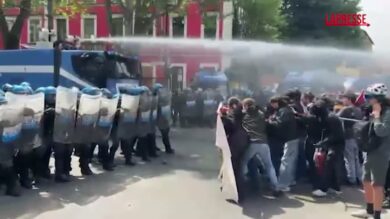 Primo Maggio, a Torino scontri tra il corteo degli antagonisti e polizia