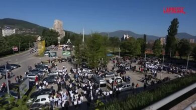 Bosnia, lavoratori protestano contro la chiusura di un'acciaieria storica