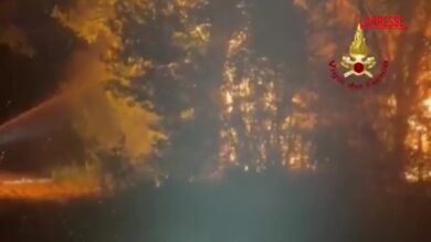 Ravenna, in fiamme edificio a Brisighella: l'incendio si allarga nella vicina vegetazione
