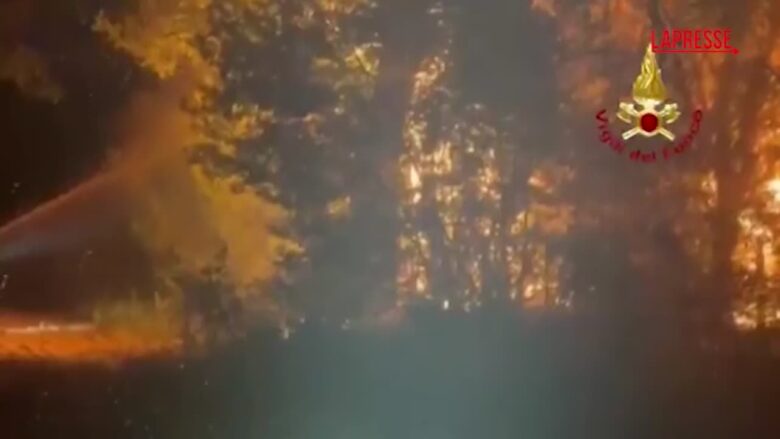 Ravenna, in fiamme edificio a Brisighella: l'incendio si allarga nella vicina vegetazione