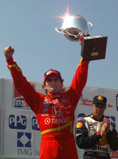 Alex Zanardi alza il trofeo dopo aver vinto il Grand Prix di Cleveland. Era il 1997. (AP Photo/Amy Sancetta, File)