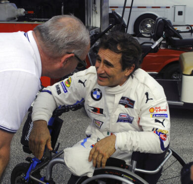 Alex Zanardi poco prima di una gara sul circuito di Daytona Beach, in Florida, nel 2018. (AP Photo/Mark Long)