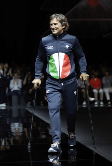 Alex Zanardi sfila sulla passerella di Emporio Armani con la tuta sportiva presentata per la stagione primavera-estate del 2020. (AP Photo/Luca Bruno, File)