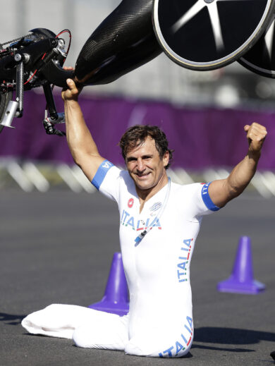 Alex Zanardi esulta dopo la vittoria della medaglia d'oro alle Paralimpiadi di Londra 2012. (AP Photo/Alastair Grant, File)