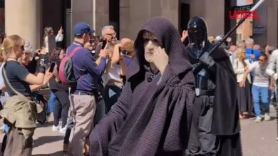 Star Wars Day 2026, a Milano la parata dei cosplayer tra Jedi e spade laser