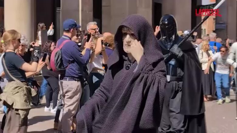 Star Wars Day 2026, a Milano la parata dei cosplayer tra Jedi e spade laser